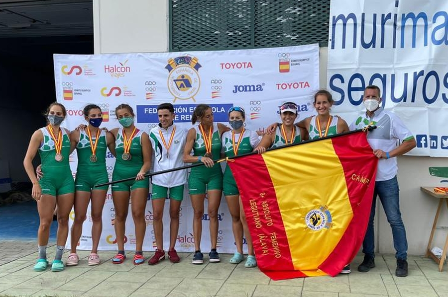 Ocho absoluto femenino, con la bandera de campeón de España.jpg